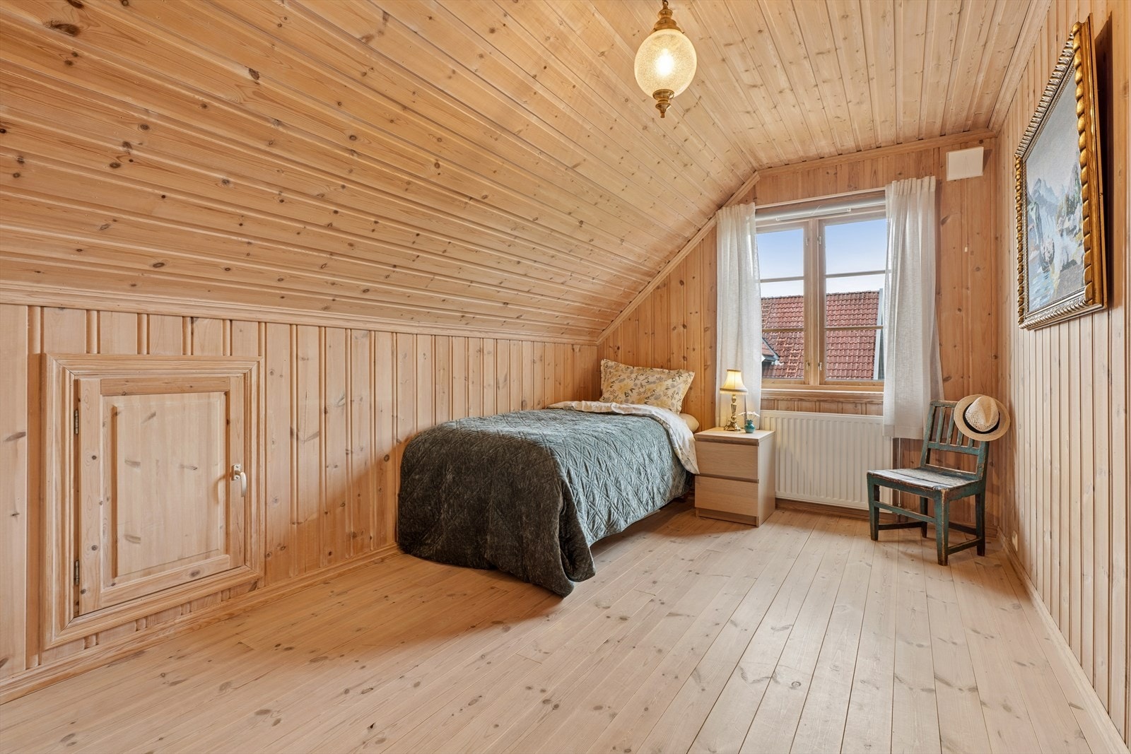 Boligen har tre gode soverom i boligen andre etasje. Galleribilde