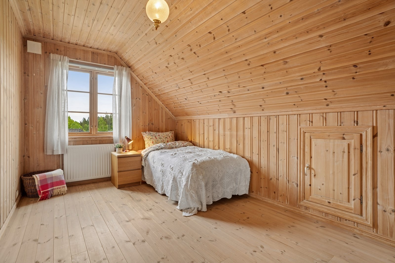 Soverommene har god plass til både seng og garderobeløsning. Galleribilde