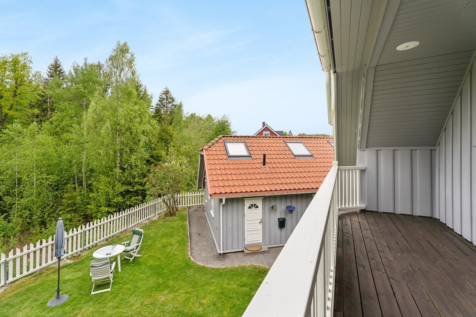 Her får du utsikt mot hagen, garasjen og friluftsområdet som eiendommen grenser til. Galleribilde