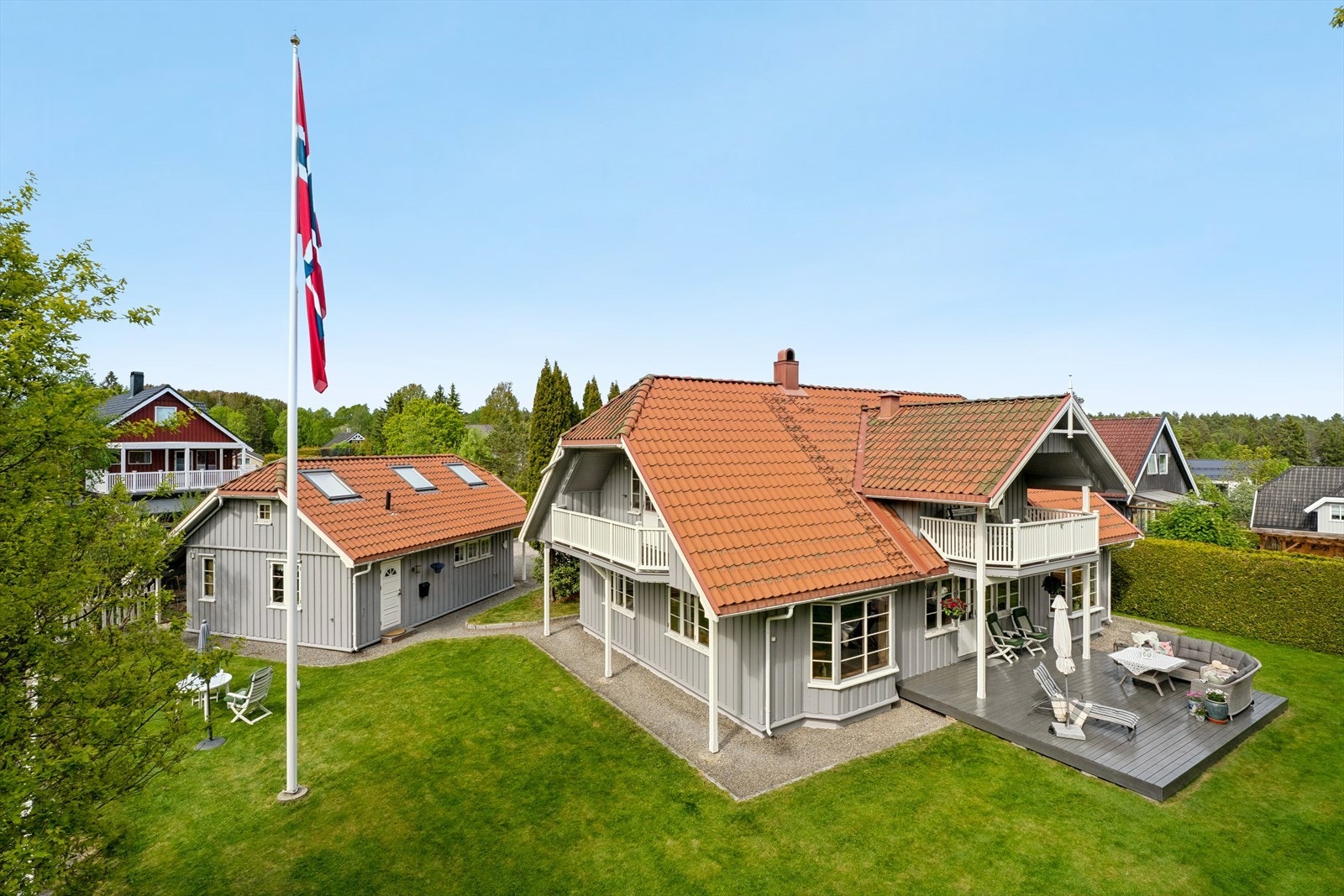 Her bor du med nærhet til både marka og sjøen, med kort vei til badeplasser som Strandpromenaden og Hellviktangen. Galleribilde