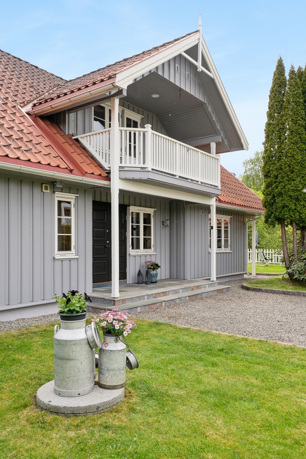 Eneboligen har en klassisk og tiltalende arkitektur med saltak og trepanel. Galleribilde