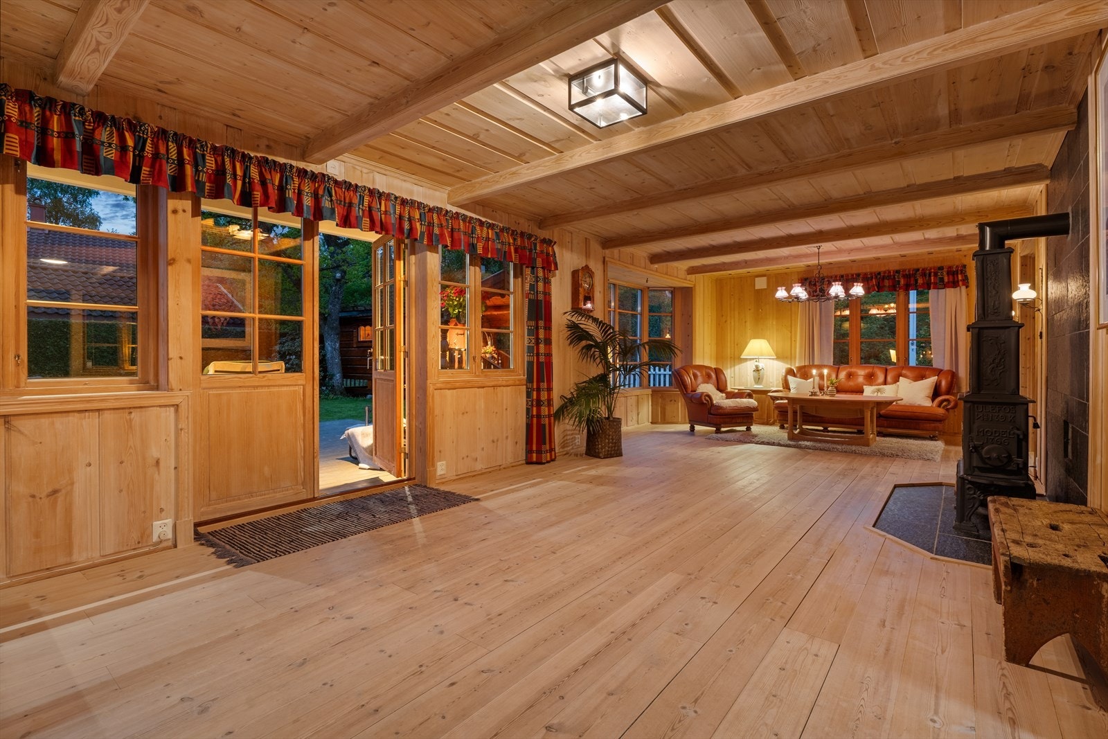 Den herlige stuen fungere som boligens naturlige samlingspunkt for familie og venner, og ligger i boligens første etasje. Galleribilde
