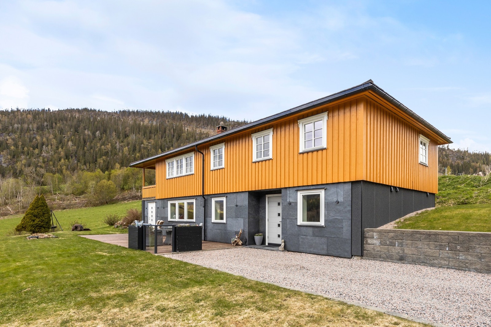 Inngangsparti med markterrasse i tilknytning Galleribilde