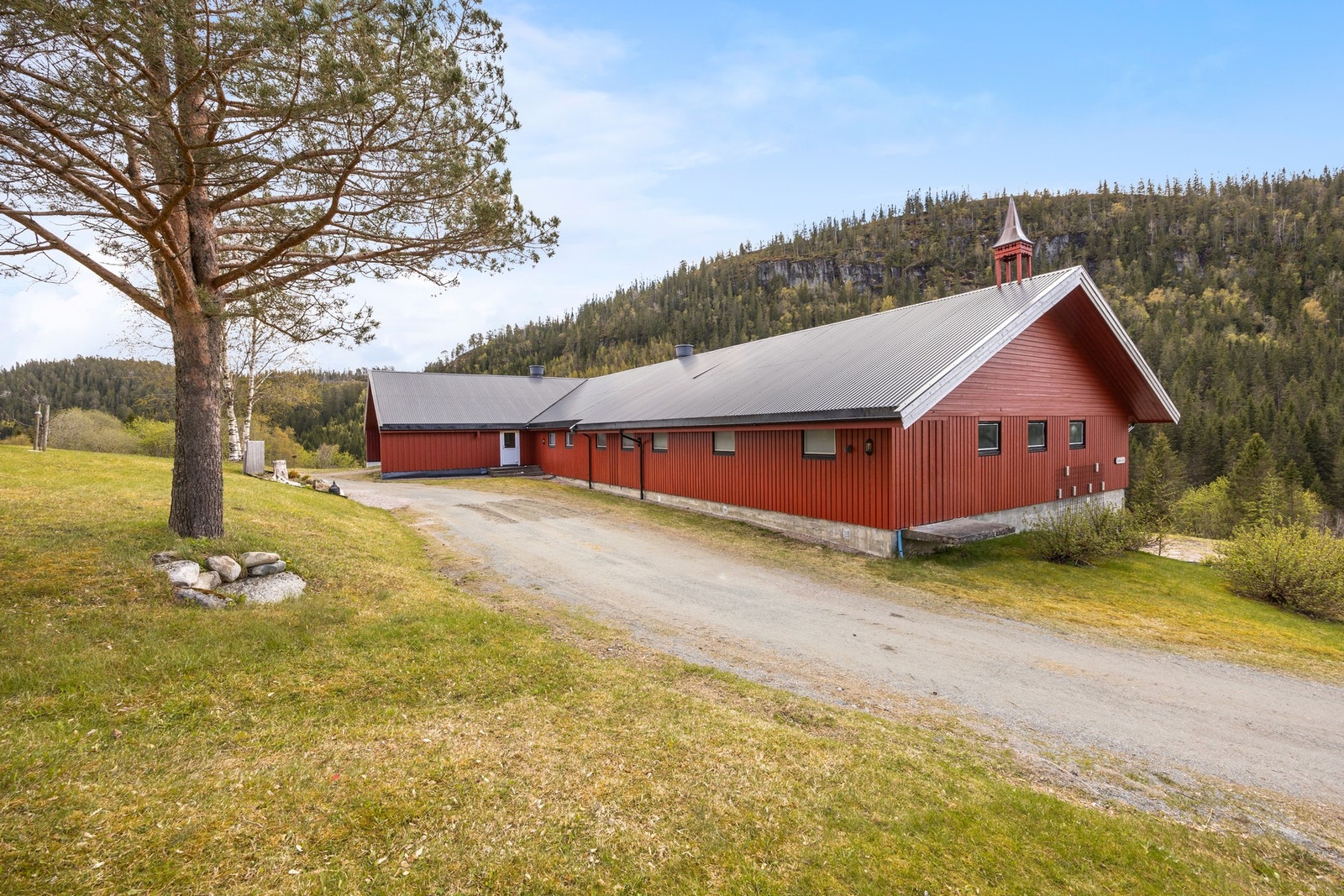 I 1. etg av driftsbygningen er det 2 husdyravdelinger, siloer, fôrsentral, garasje, kontor og inngang. Galleribilde