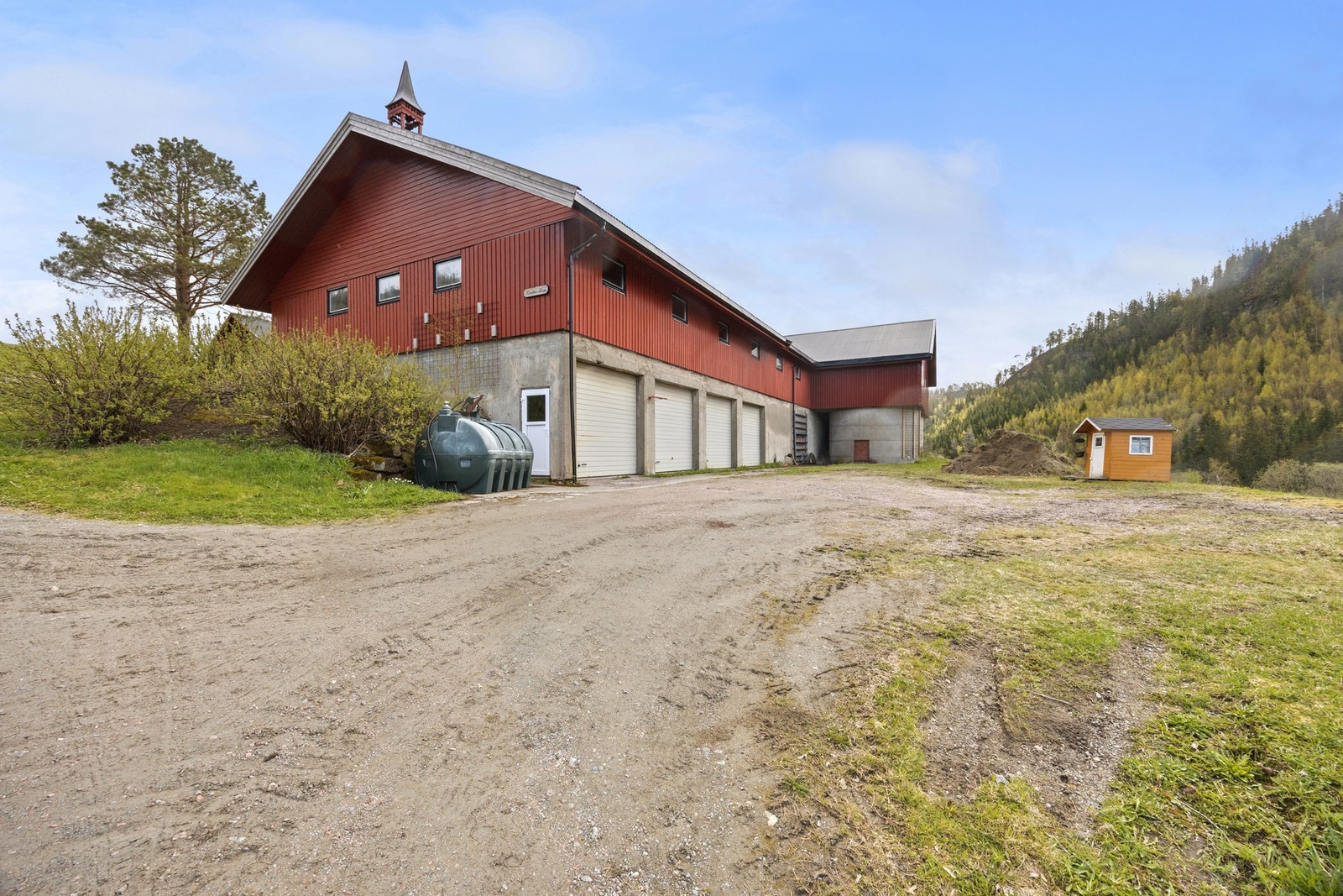 I kjelleren er det verksted og lagerplass, det er i tillegg gjødselskjeller i driftsbygningen. Galleribilde