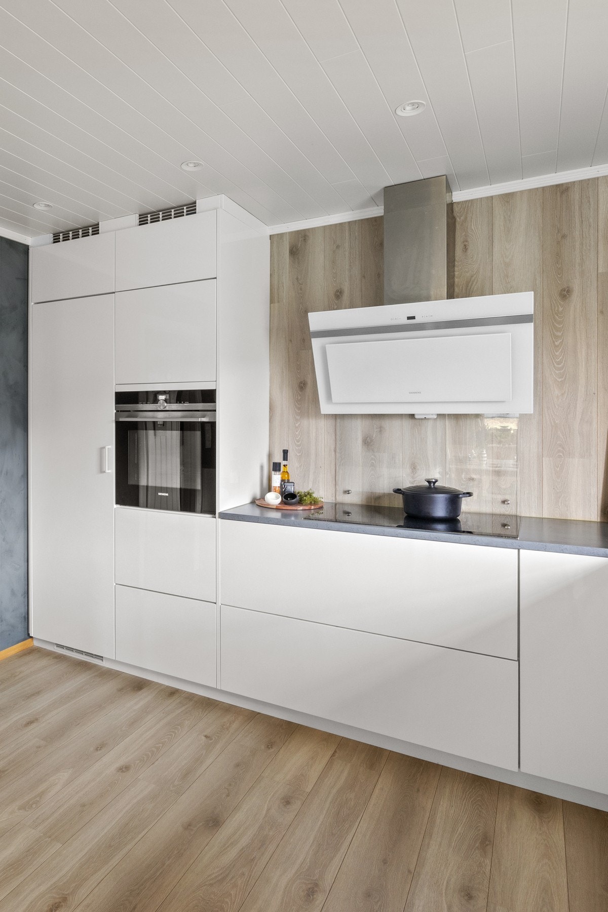 Det er integrert kjøleskap, oppvaskmaskin, stekeovn, platetopp og Quooker. Galleribilde