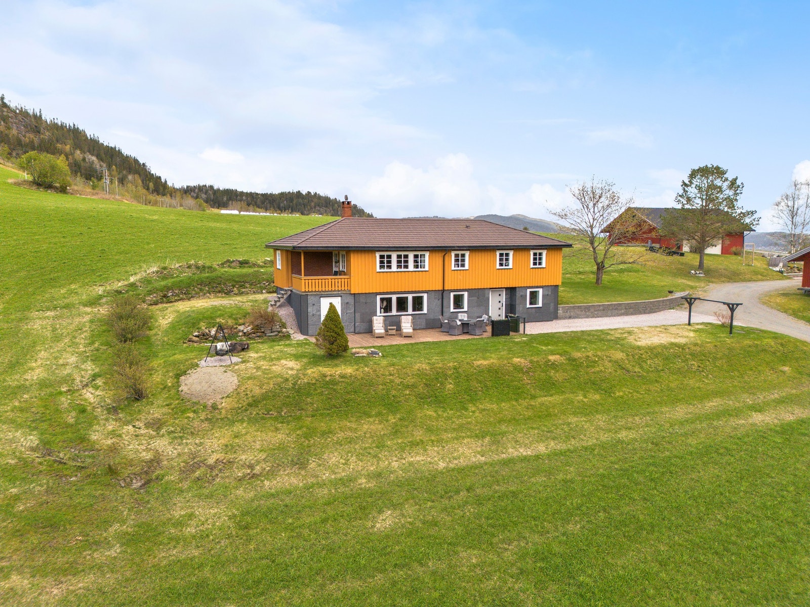 Velkommen inn i eneboligen! Det ble skiftet bordkledning og etterisolert i 2007/08. Galleribilde