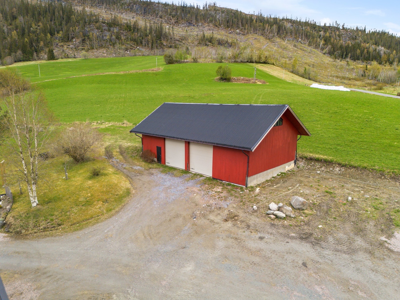 Redskapshus med oppbevaringssplass for redskap og garasjeplass. Oppført i 1994. BTA 180 kvm. Galleribilde