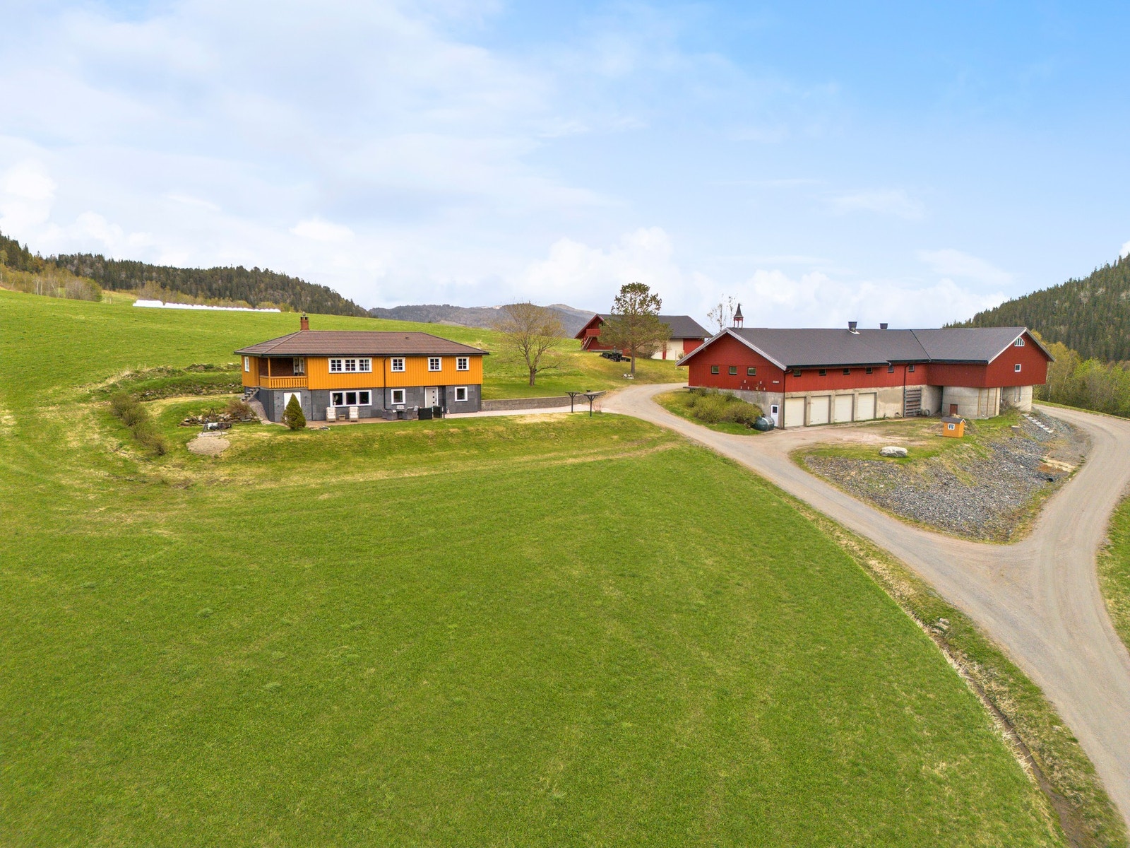 Velkommen til Landsemvegen 452, presentert av EiendomsMegler 1 v/ Magnus Aasland og Sigve Haugdahl. Foto: ELW media (Espen Wåde) Galleribilde