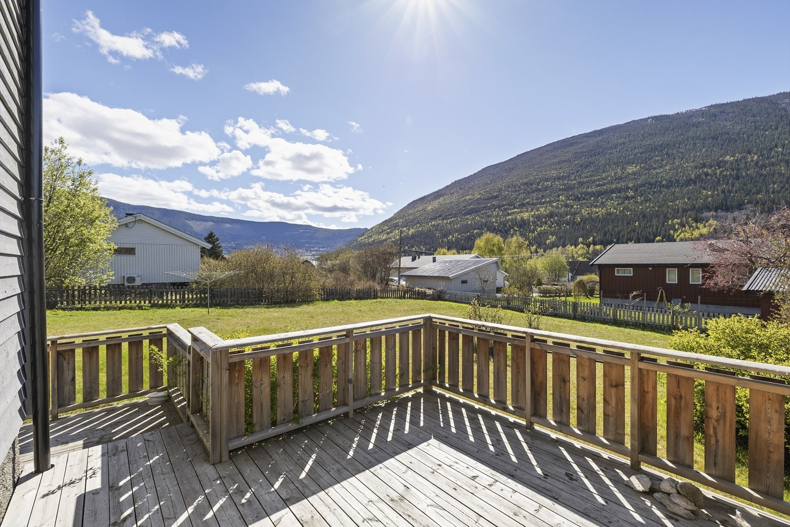 Terrasse på fremsiden av boligen med flotte solforhold. Galleribilde