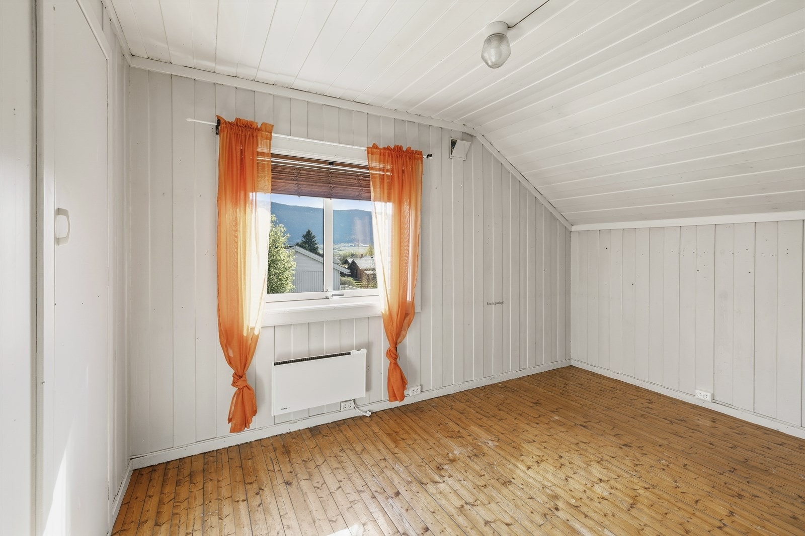 Etasjen har totalt 3 soverom. 2 store soverom og ett litt mindre ett. Galleribilde