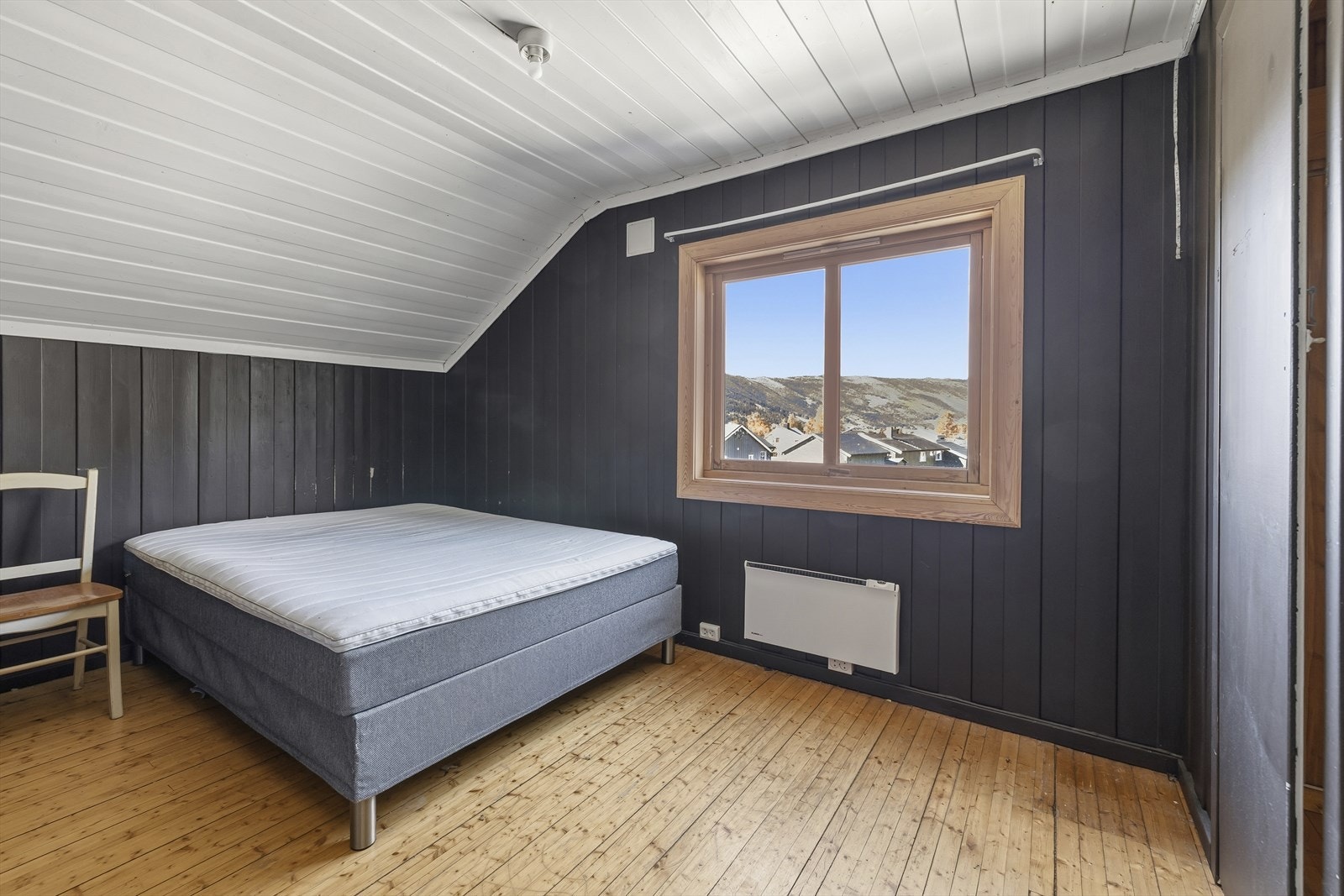 Etasjen har 3 soverom hvor 2 av de er litt større enn det siste Galleribilde