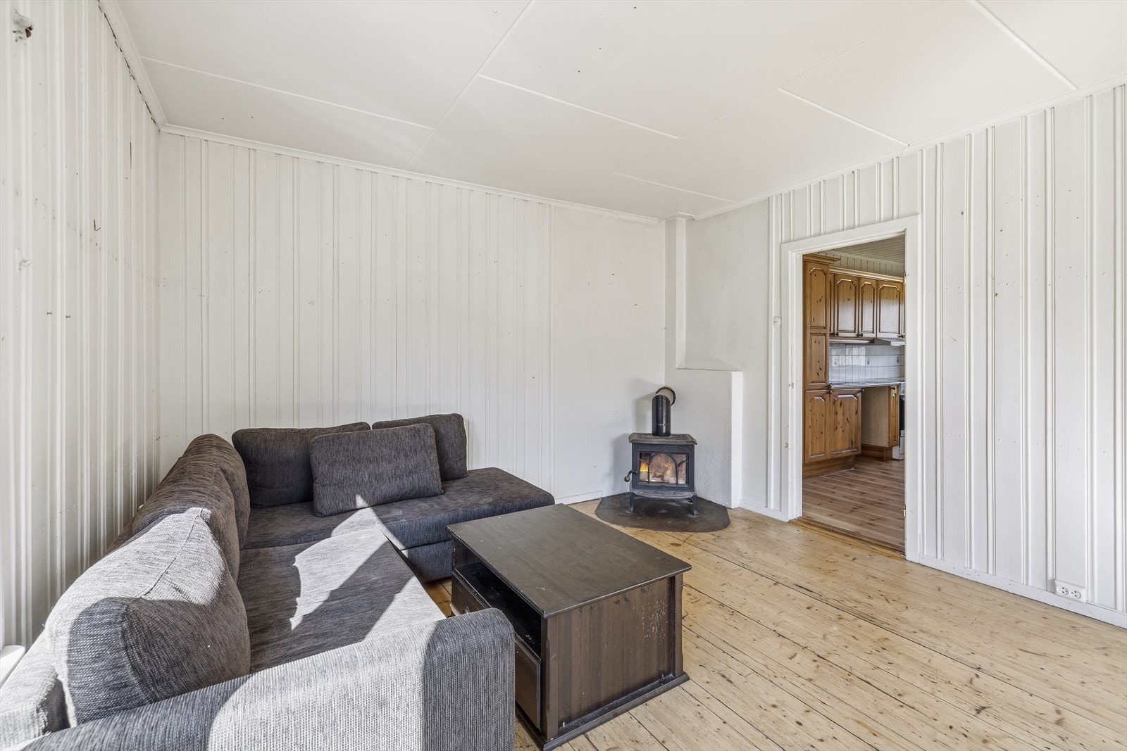 Stue med åpen inngang fra kjøkkenet. Galleribilde