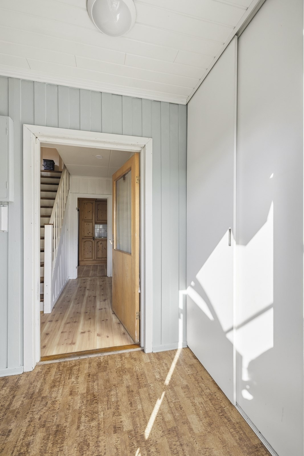 Entré med skyvedørsgarderobe tar deg fint inn boligen. Galleribilde