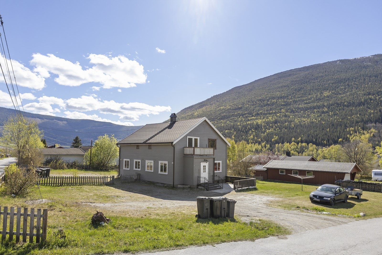 Inngang til nr. 21 på nordsiden av eiendommen | God plass til parkering på eiendommen. Galleribilde