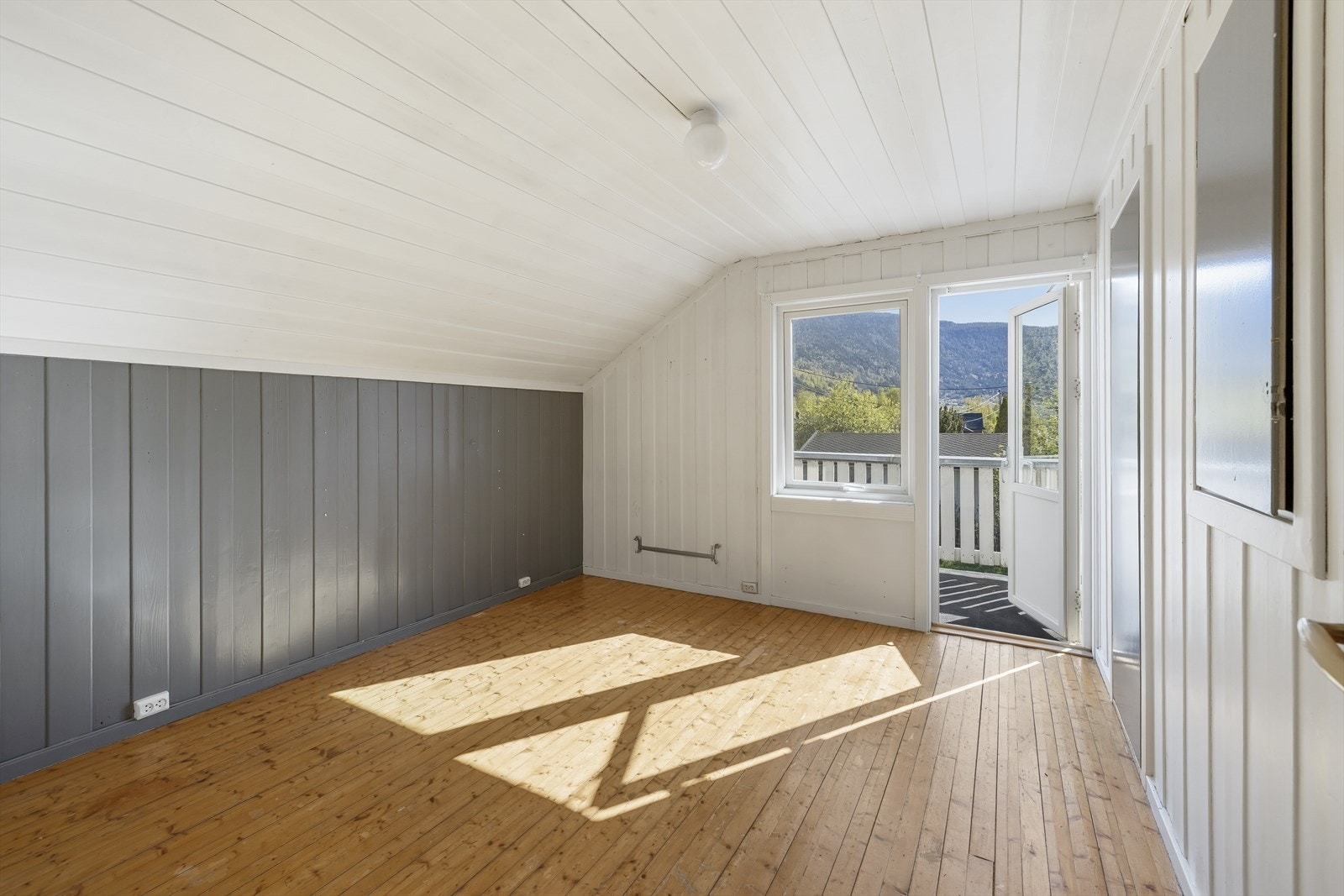 Soverom med utgang til balkong Galleribilde