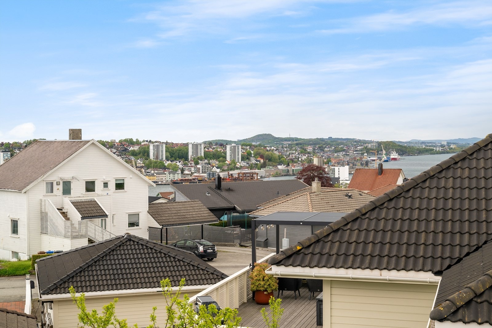 Boligen ligger høyt og fritt med flott utsikt mot Gandsfjorden og sentrum. Galleribilde