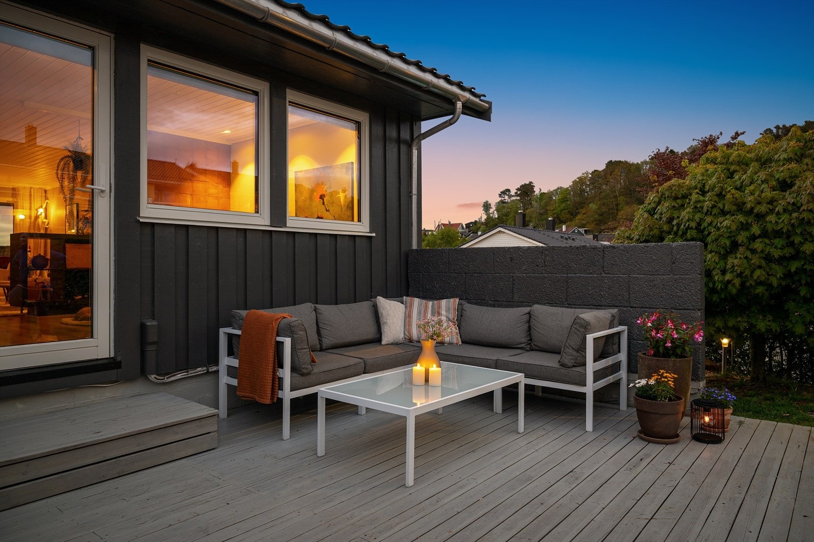 Uteområdet med en stor terrasse og hage har utgang fra stuen. Galleribilde