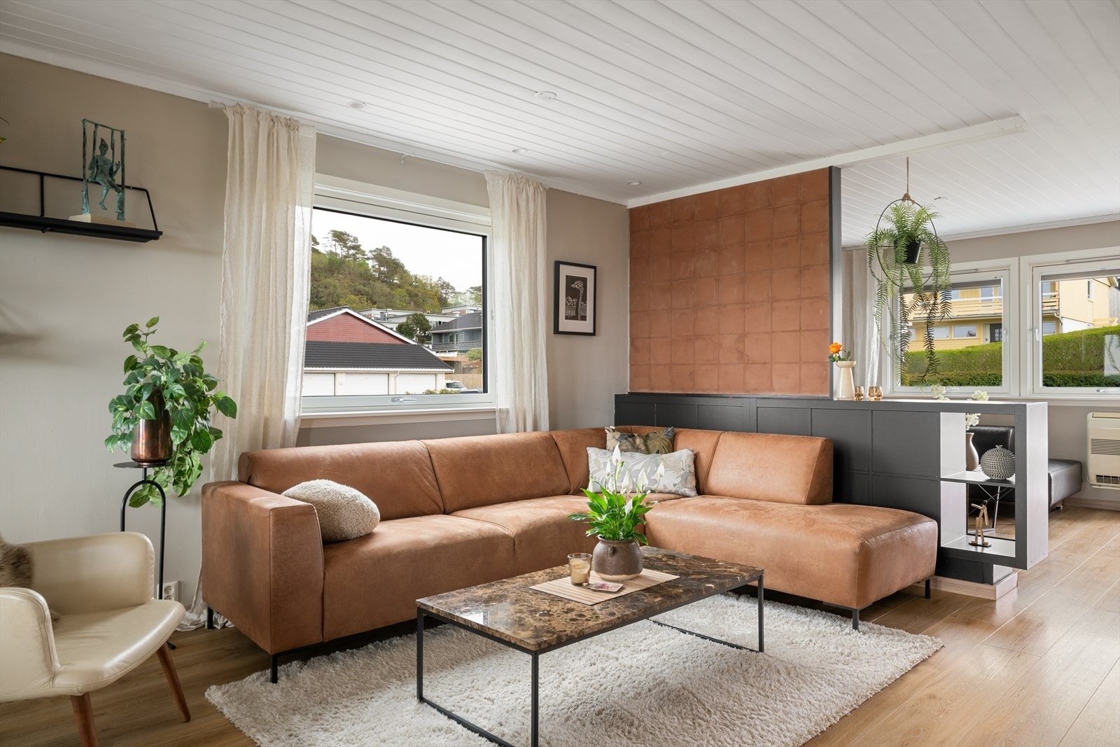 Stuen er enkel å møblere i flere soner med både sofagrupper og spisebord. Galleribilde