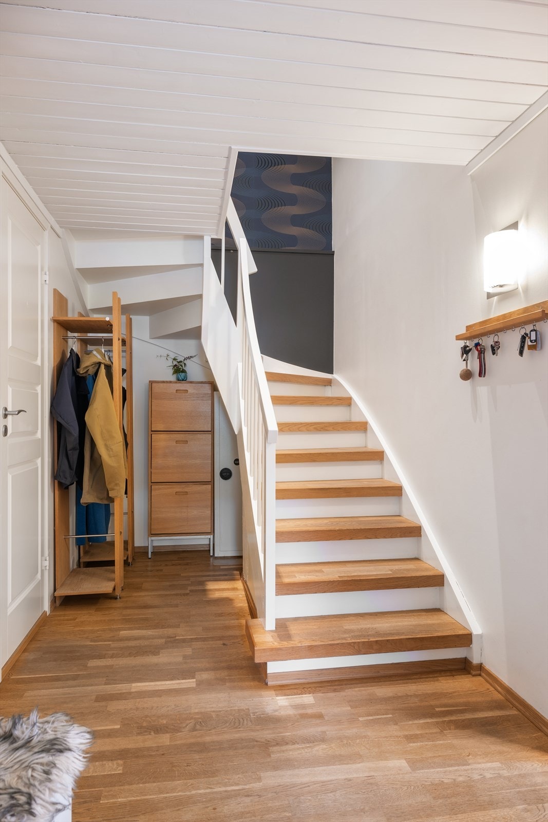 Om man følger trappen ned til første etasje finner man to soverom, et rom innredet som soverom (se punkt "ferdigattest") og et romslig bad. Galleribilde