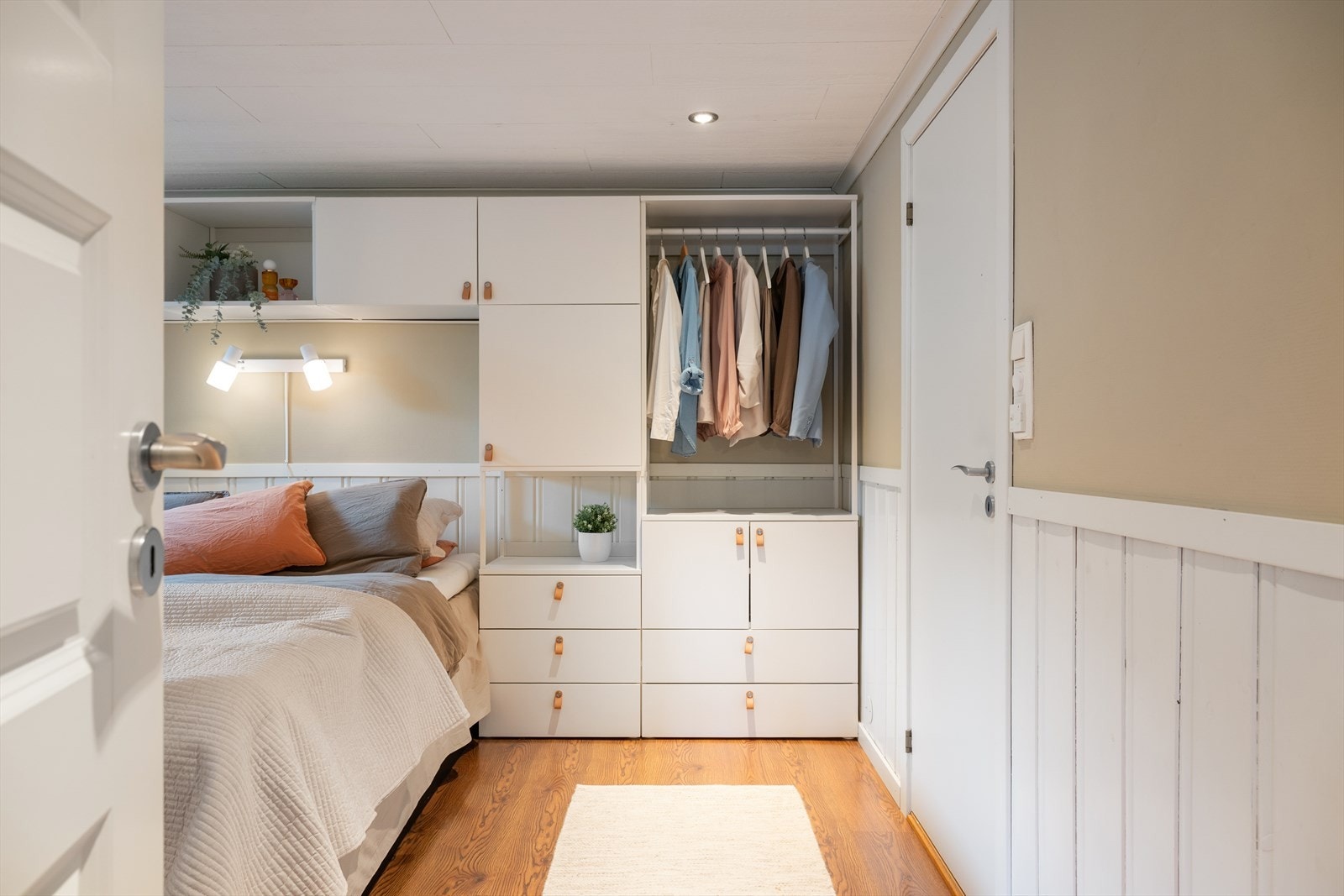 Fra rommet har man tilkomst til baderommet. Galleribilde