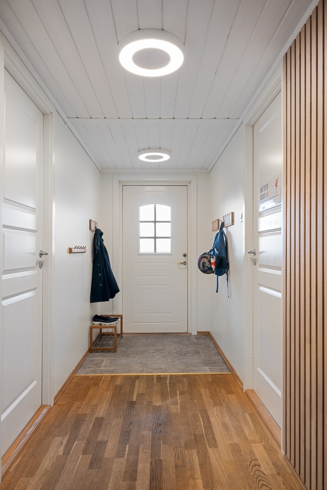 Man ønskes velkommen inn i en romslig entré hvor man har god plass til å henge fra seg yttertøy og sko. Galleribilde