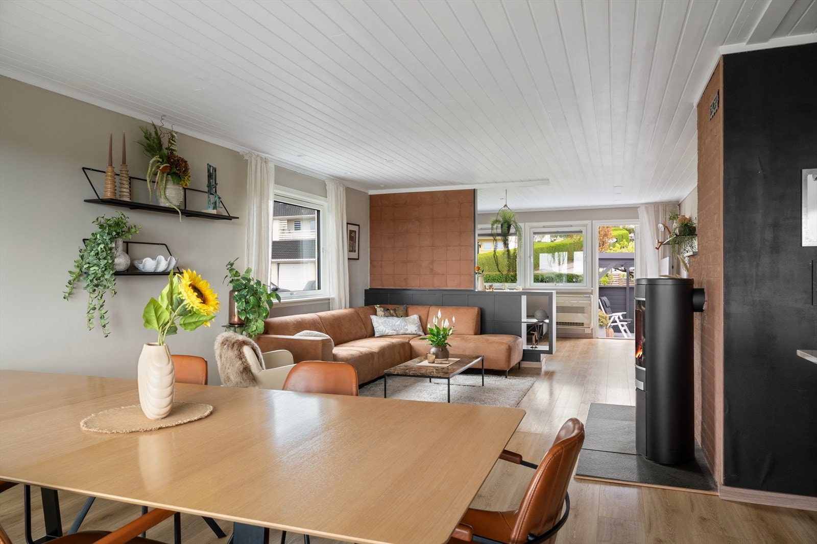 Stuen er gjennomgående med store vindusflater på begge sider av boligen. Galleribilde