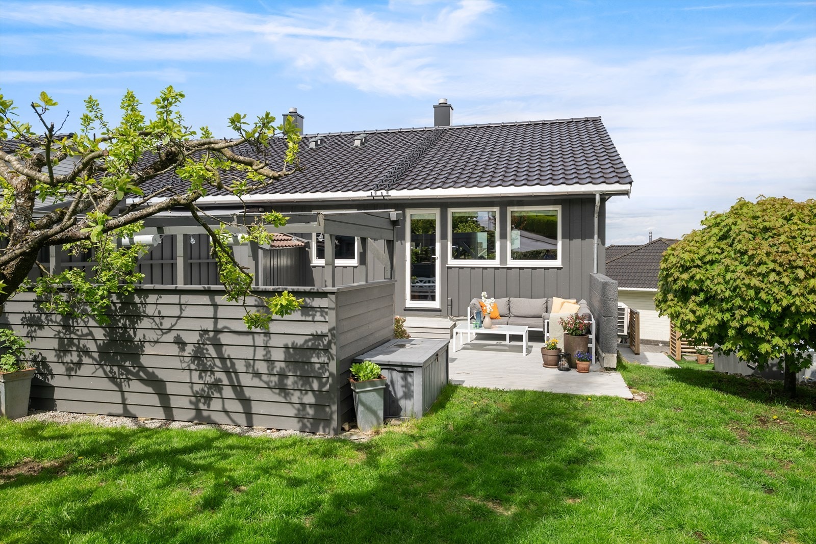 Boligen ble bygget i 1976 og er jevnlig modernisert og vedlikeholdt etter dette. Beliggenheten på enden av rekken gir et romslig uteområde med god boltreplass for både store og små. Galleribilde