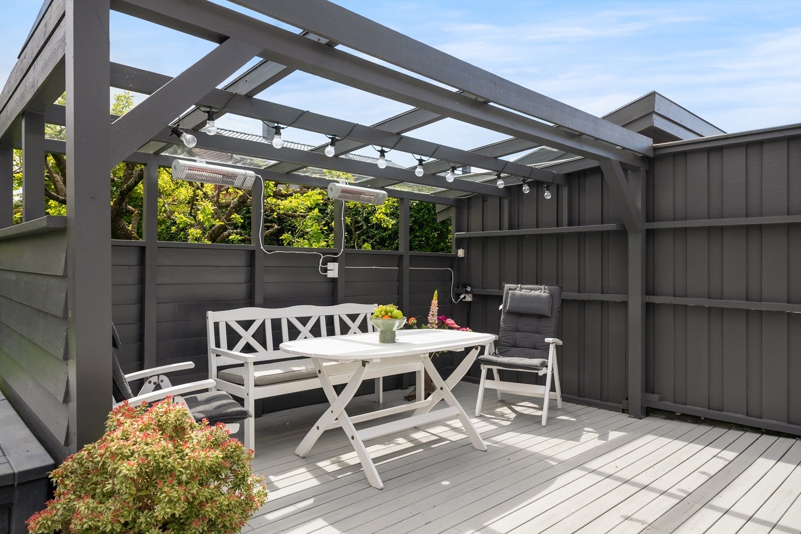 Uteområdet ligger sørvendt til og byr på svært gode solforhold. En pergola gir en koselig og skjermet uteplass med le for vær og vind. Galleribilde