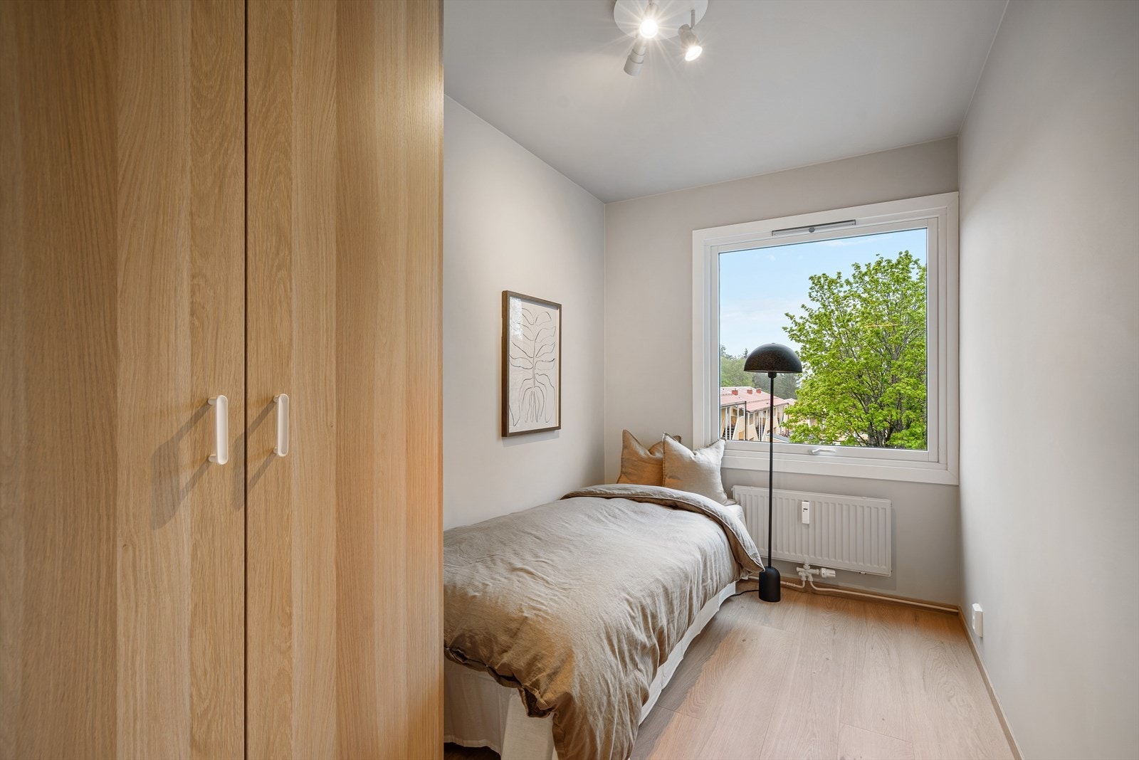 Soverom nr. 2 er også romslig og passer utmerket som barnerom, gjesterom og/eller kontor. Galleribilde