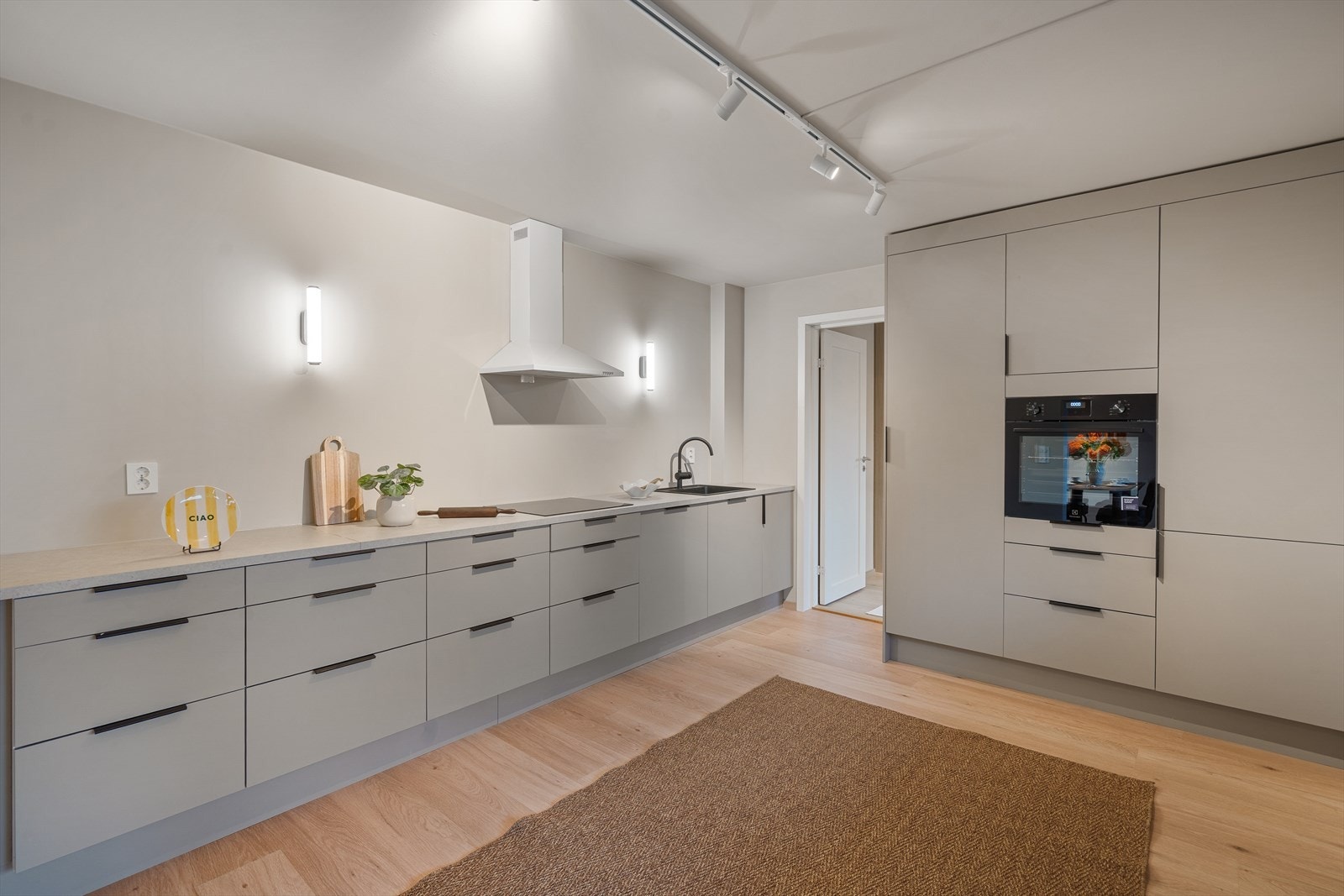 Lekkert nytt kjøkken fra HTH med integrerte hvitevarer: Kjøleskap/fryser, platetopp, stekeovn og oppvaskmaskin. Galleribilde