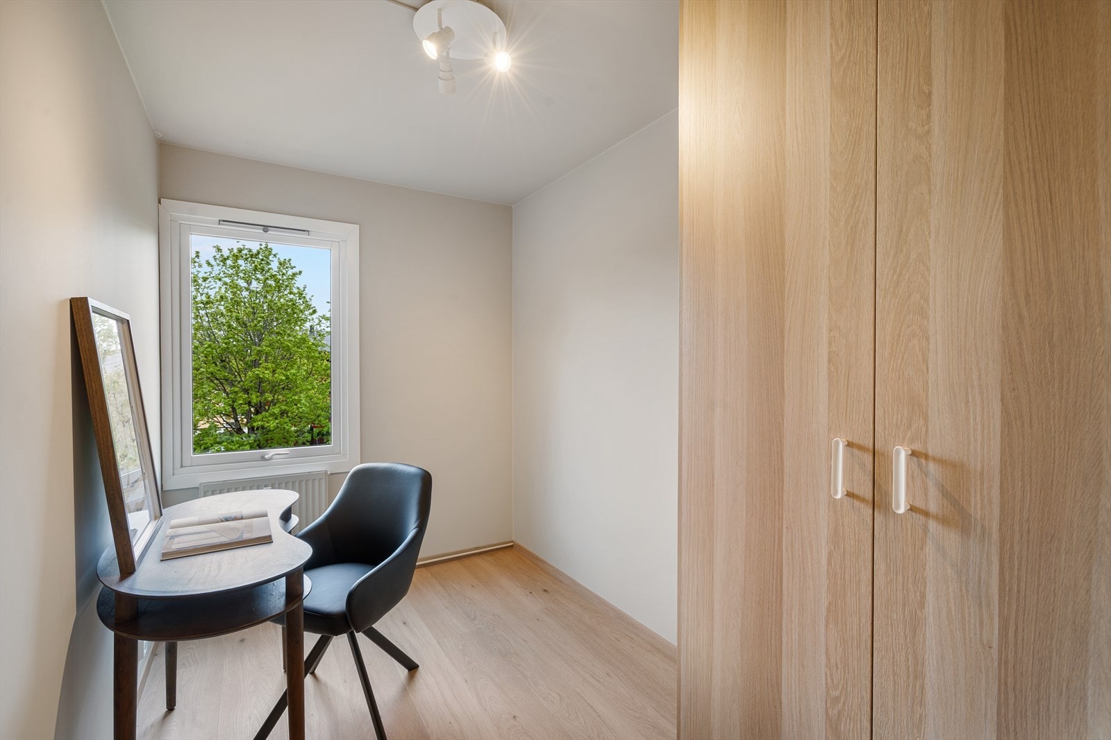 Soverom nr. 3 er også romslig og passer utmerket som barnerom, gjesterom og/eller kontor. Galleribilde