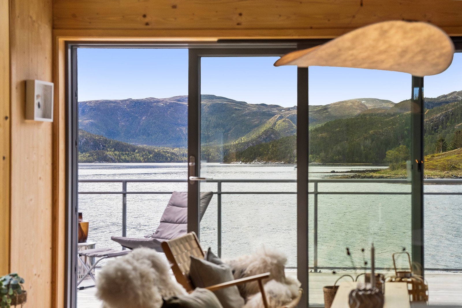 Her er panoramautsikten en naturlig del av hyttelivet Galleribilde