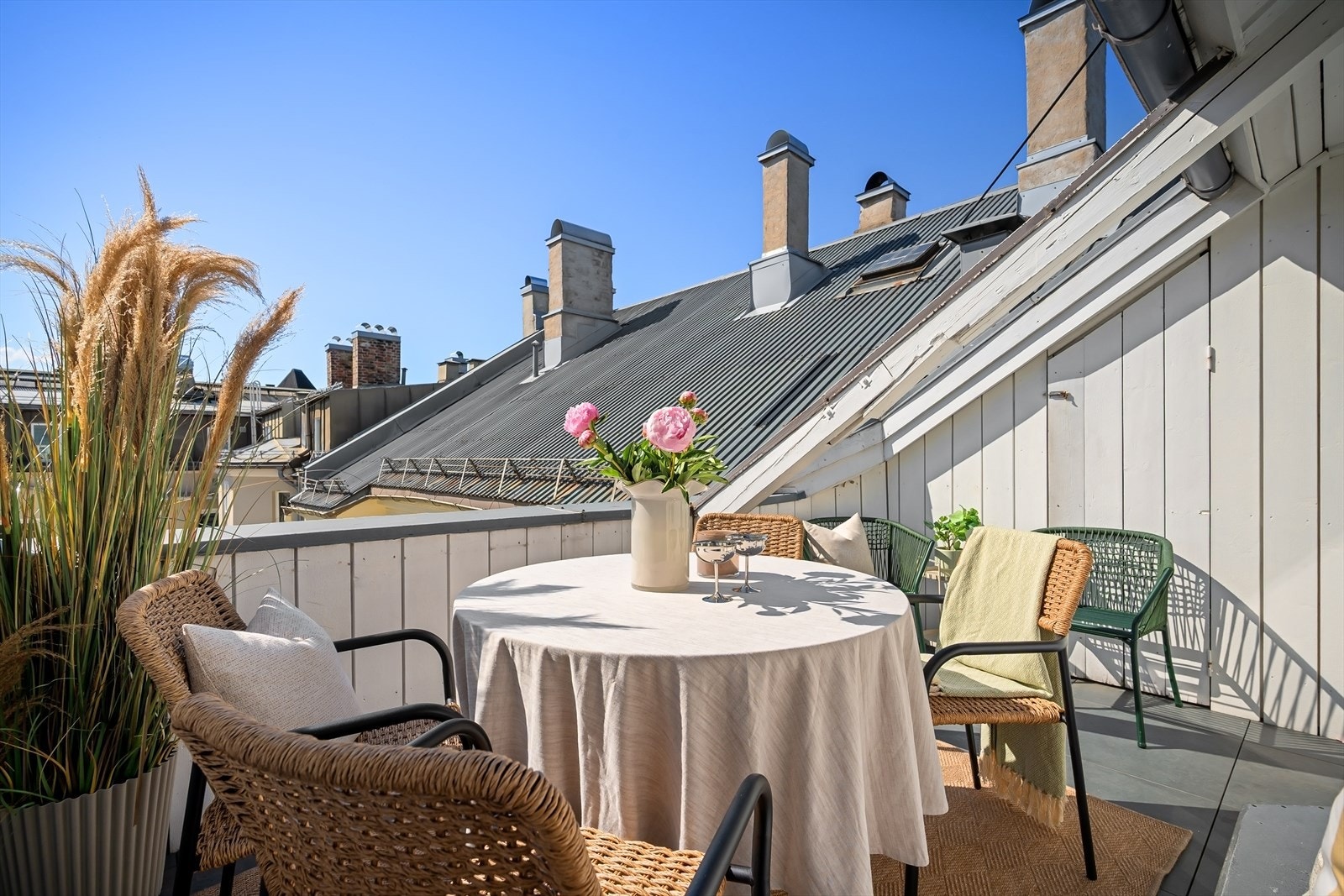 Fra kjøkkenet er det utgang til solrik og skjermet terrasse på 10 m². Galleribilde