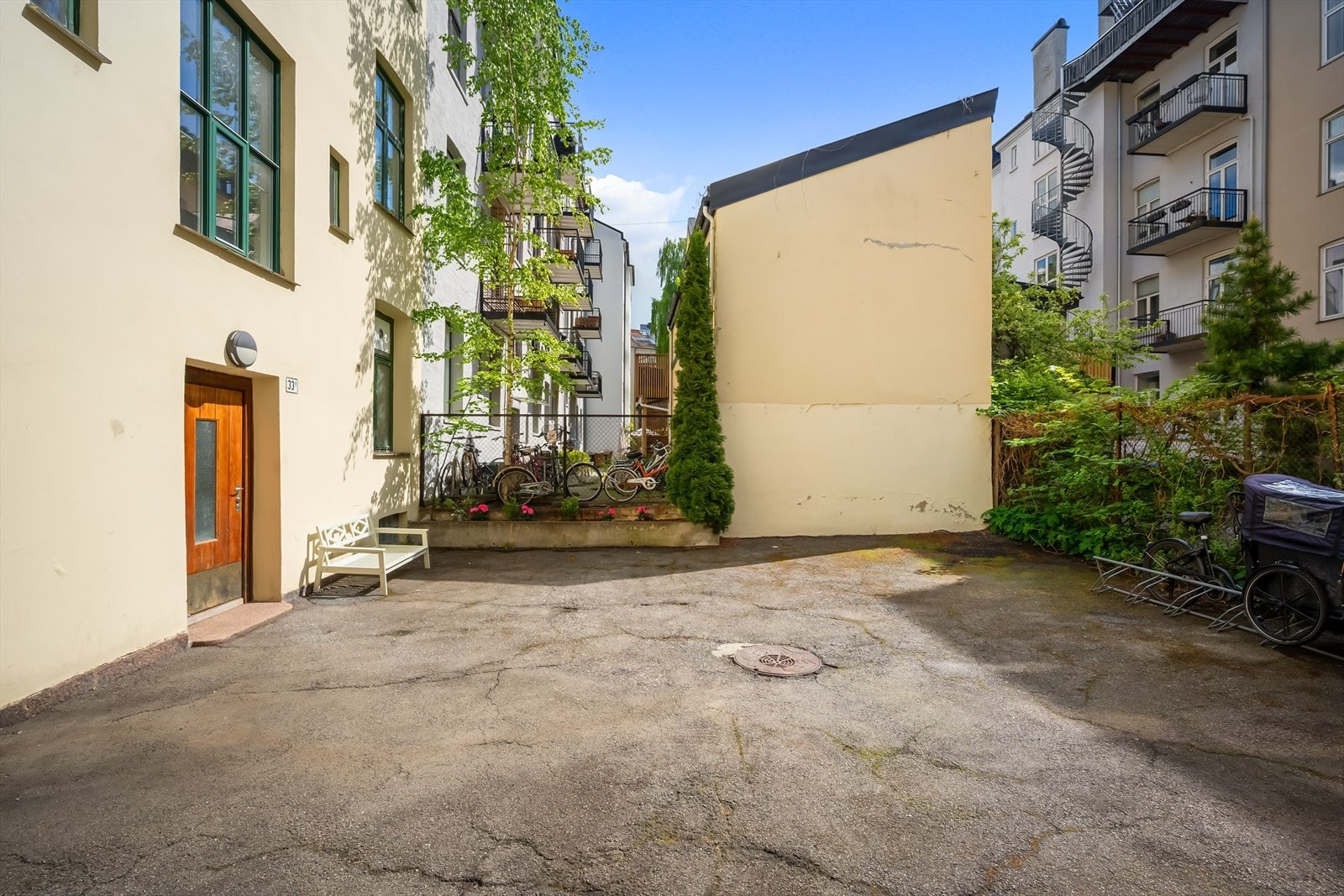 Felles bakgård med sykkelparkering. Galleribilde