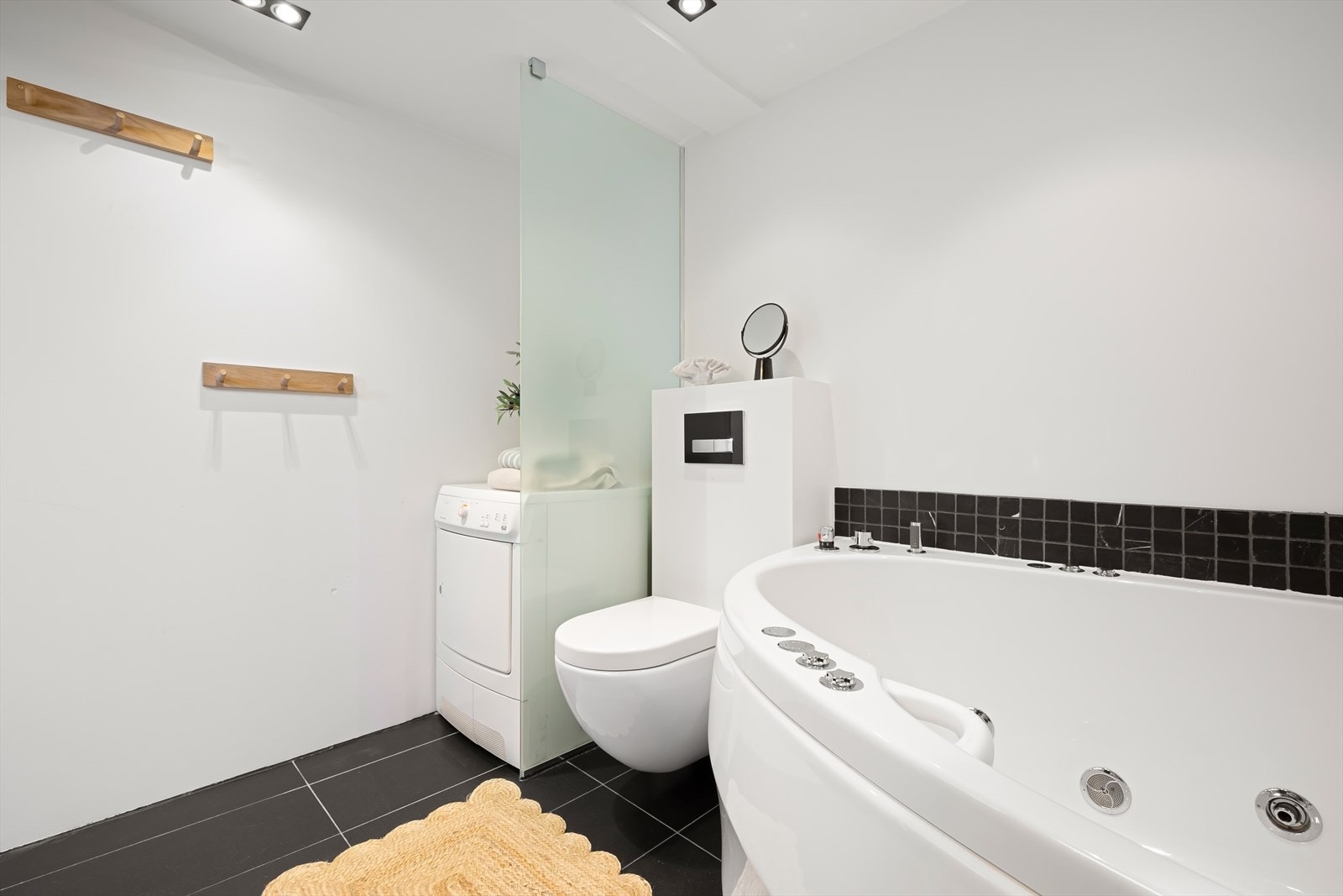 Det er opplegg for vaskemaskin på badet. Galleribilde
