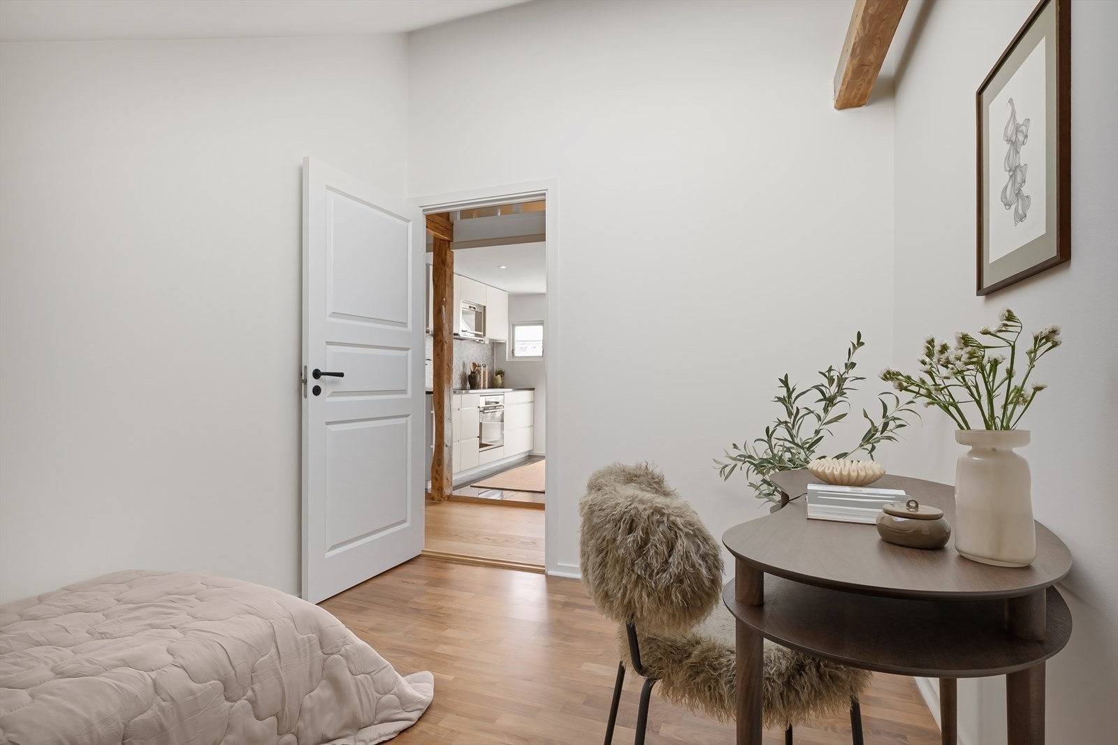 God plass til seng, skap og skrivebord. Galleribilde