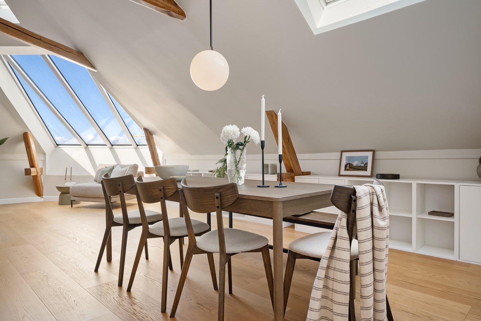 God plass til spisestue med langbord i stuen. Galleribilde
