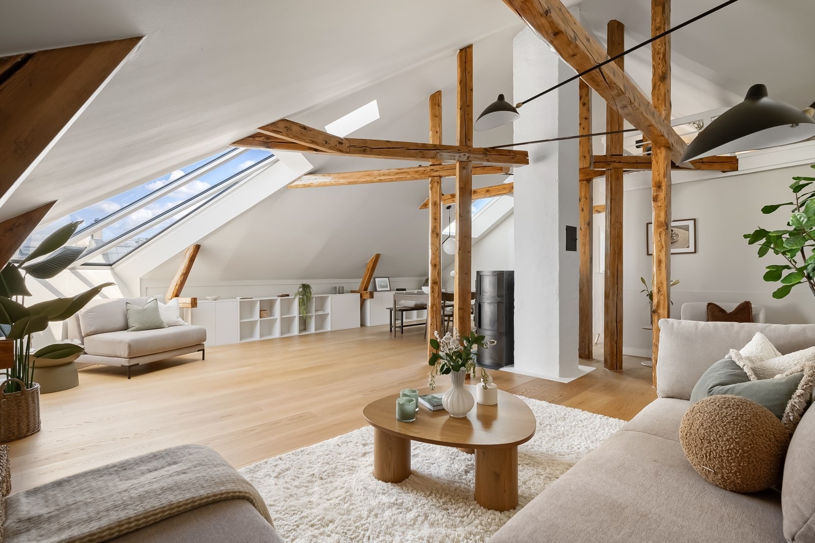 Leiligheten har en lys og romslig stue med plass til flere soner. Galleribilde