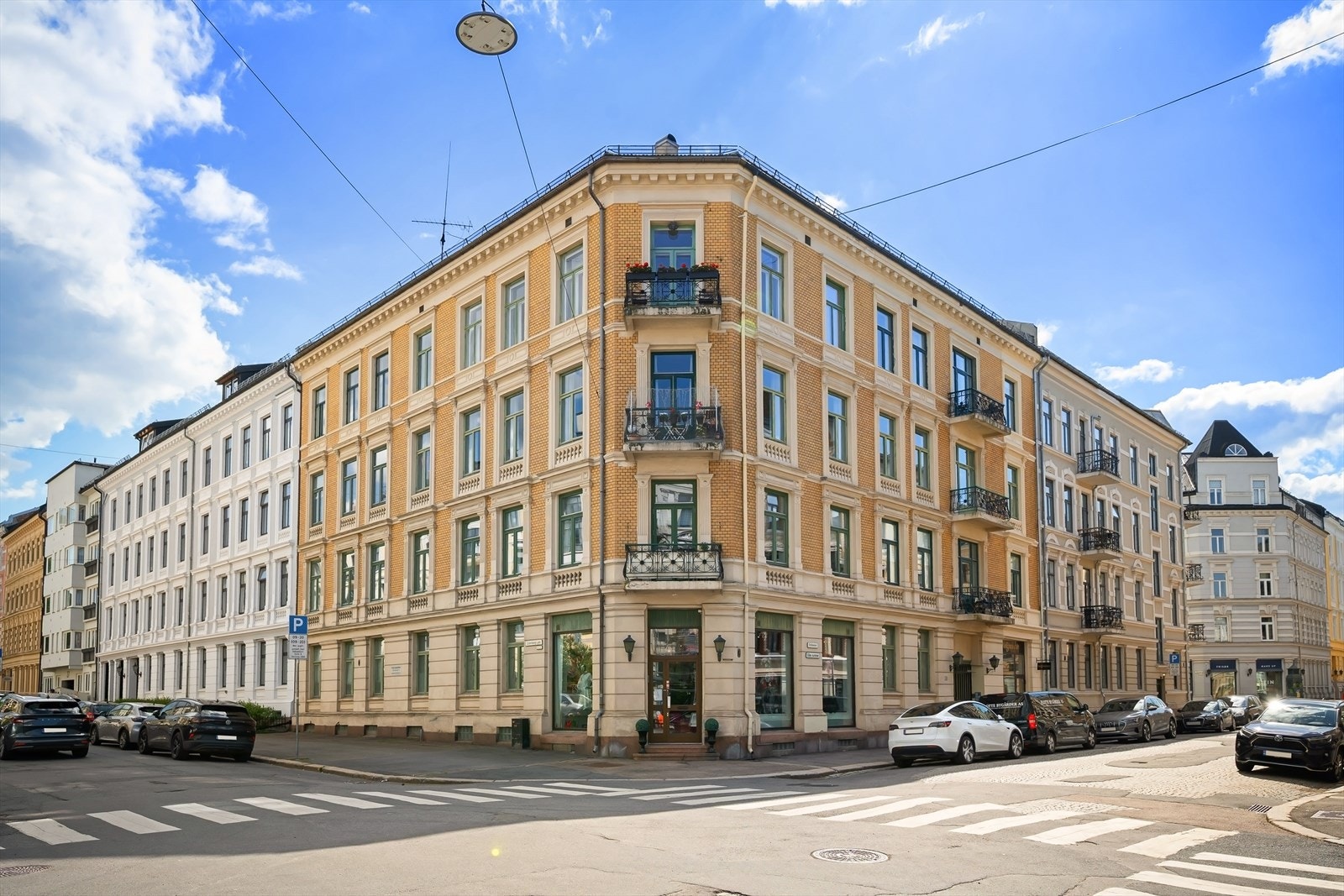 Eiendommen ligger i et etterspurt og sentralt område på Frogner. Fra boligen er det gangavstand til noen av hovedstadens mest populære handlegater, kafeer, barer og restauranter. Galleribilde