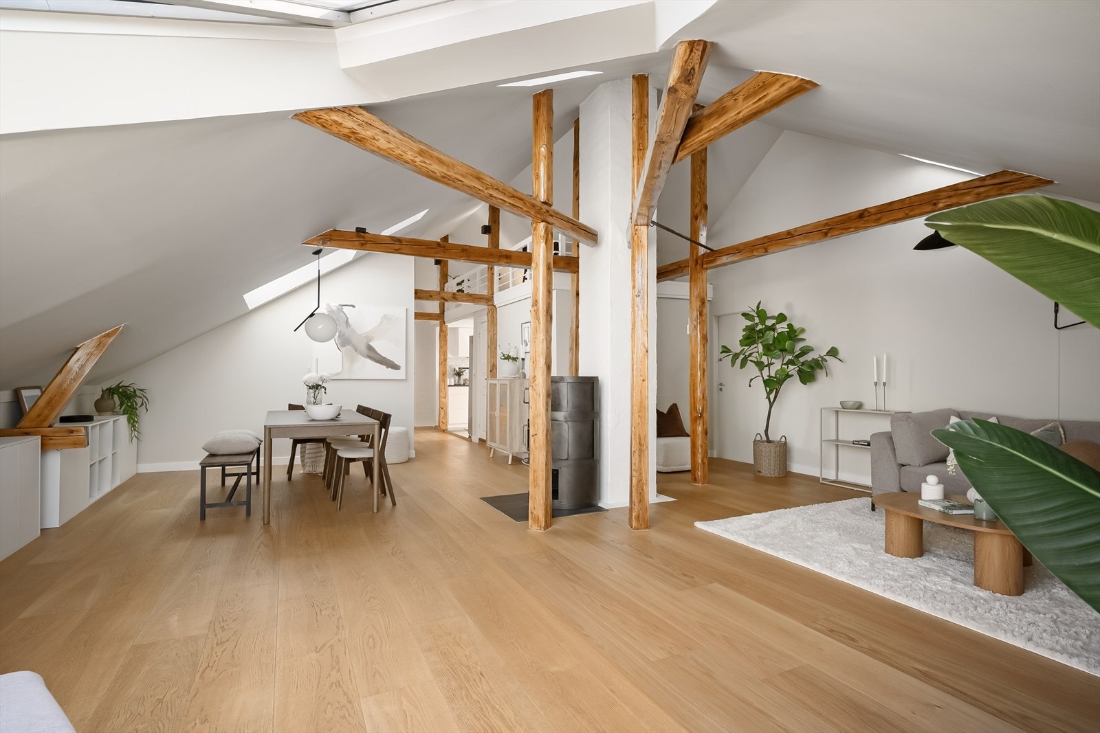 God takhøyde (4,05 m til topp møne i stuen). Galleribilde
