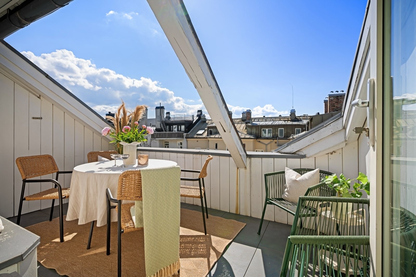 Har har du plass til flere soner med sittegrupper og grill. Galleribilde
