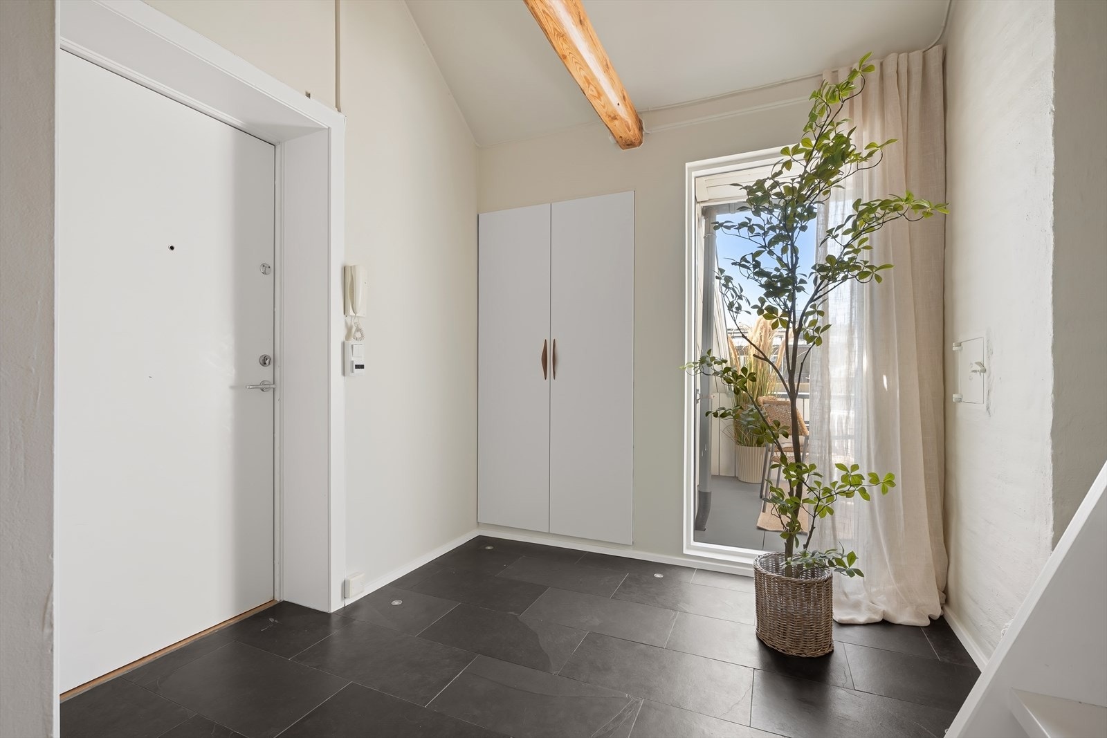 Flislagt entré med garderobe for yttertøy og sko. Galleribilde