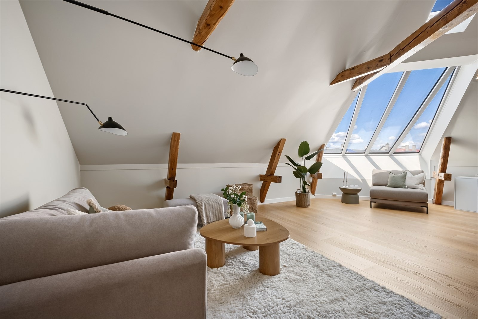 Tidsriktig og moderne i delikate fargevalg og med parkett på gulv. Galleribilde