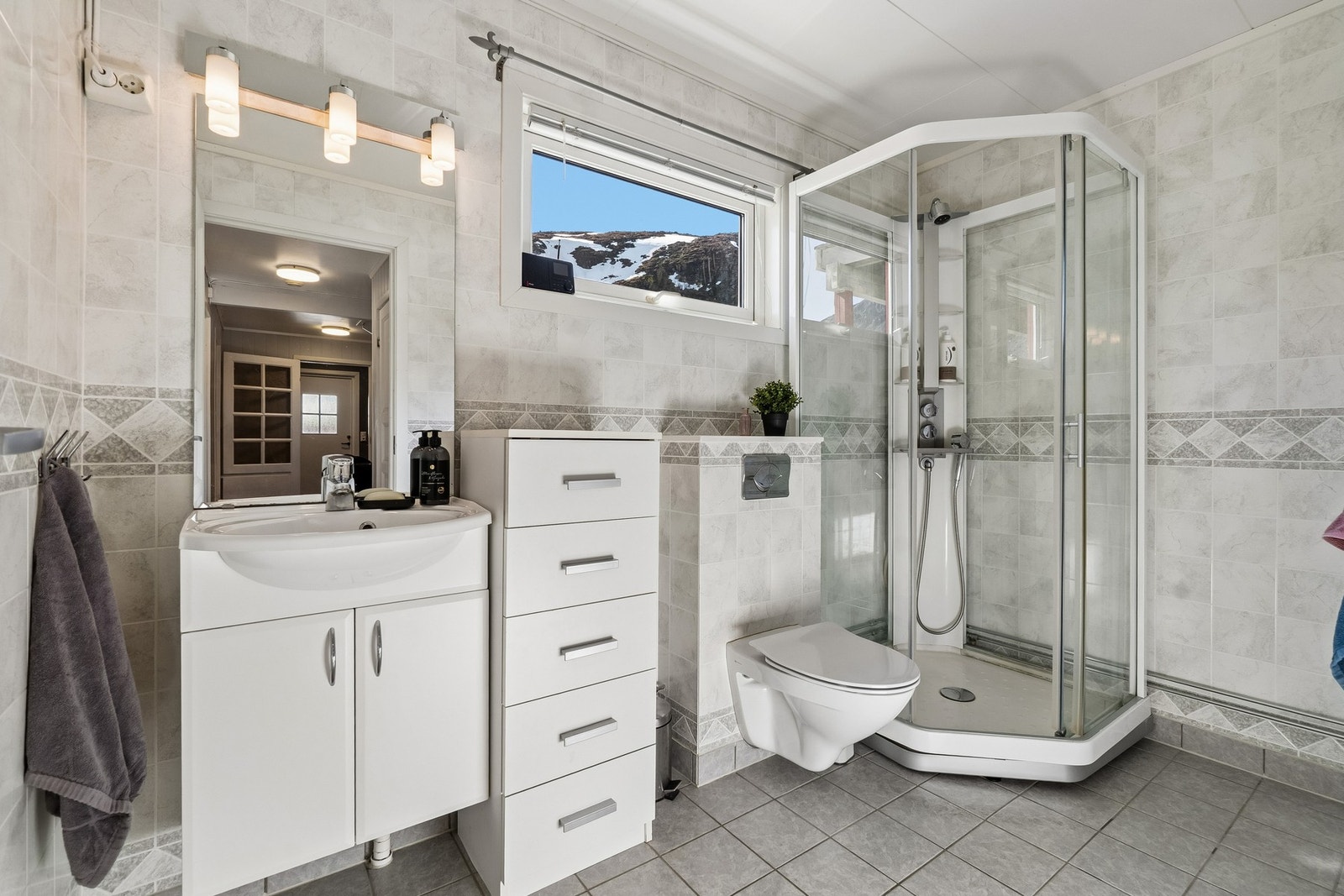 Badet fremstår tidløst og har en praktisk plassering like ved soverommene. Galleribilde