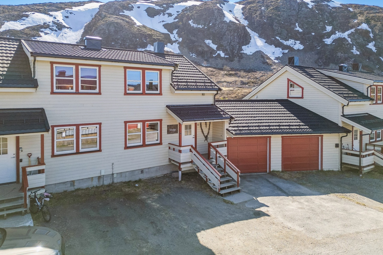 Inn til boligen finner du parkeringsmuligheter både i innkjørselen og i garasjen tilhørende andelen. Galleribilde