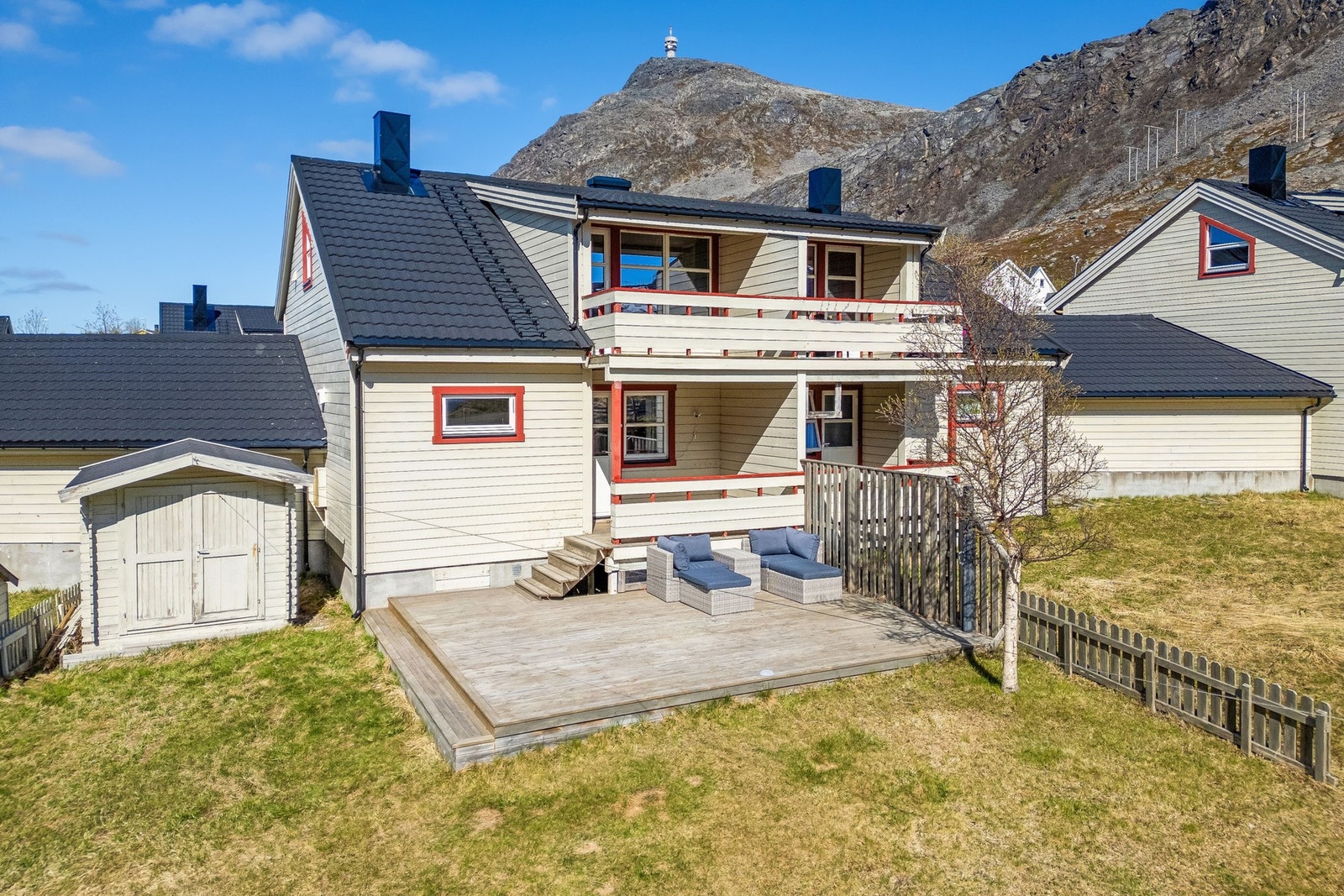 Boligen har et fint uteområde i bakkant med en stor terrasse. Galleribilde