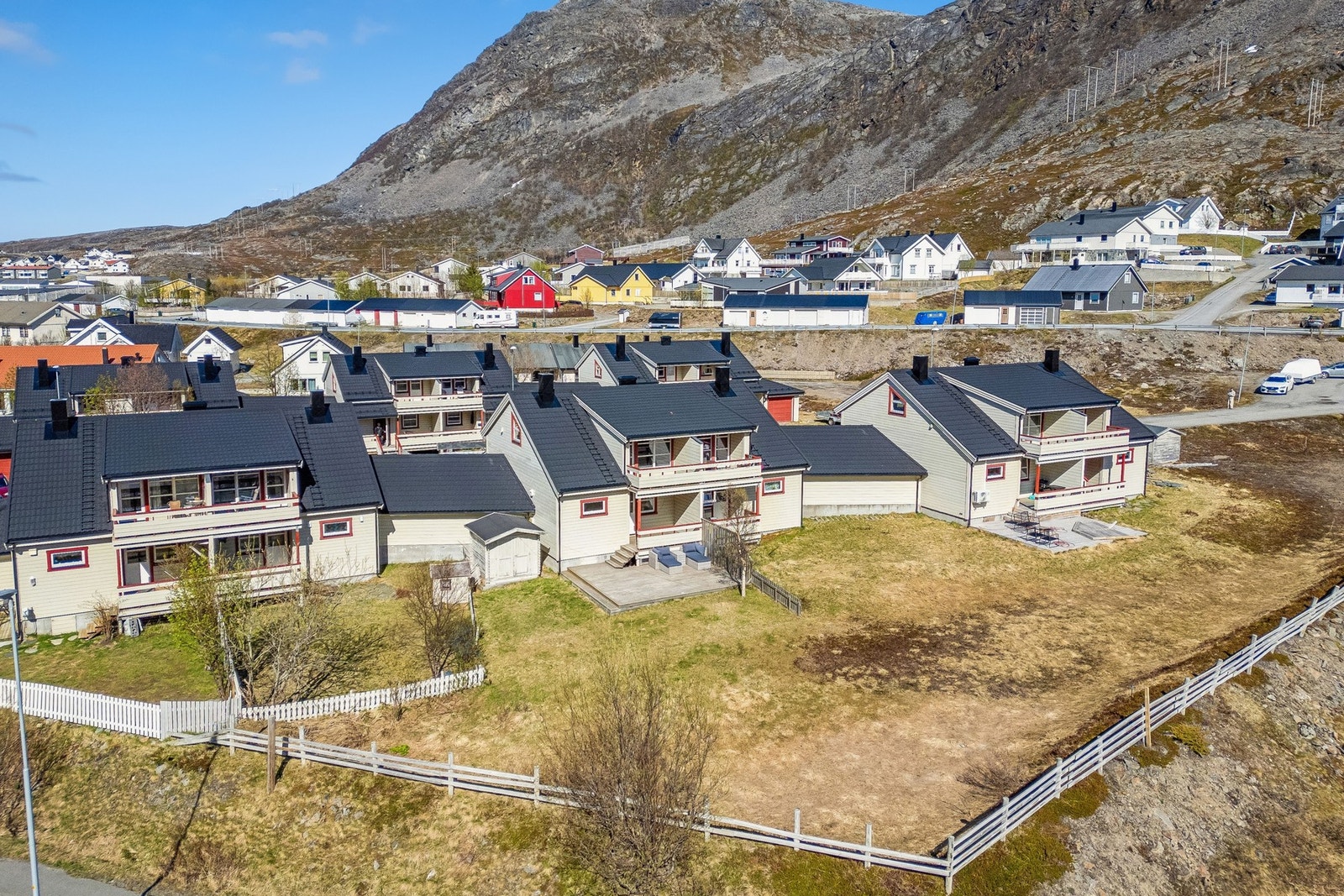 Området har gangavstand til busstopp, Fjordtun barne- og ungdomsskole med SFO, samt øvrige barnehager. Galleribilde
