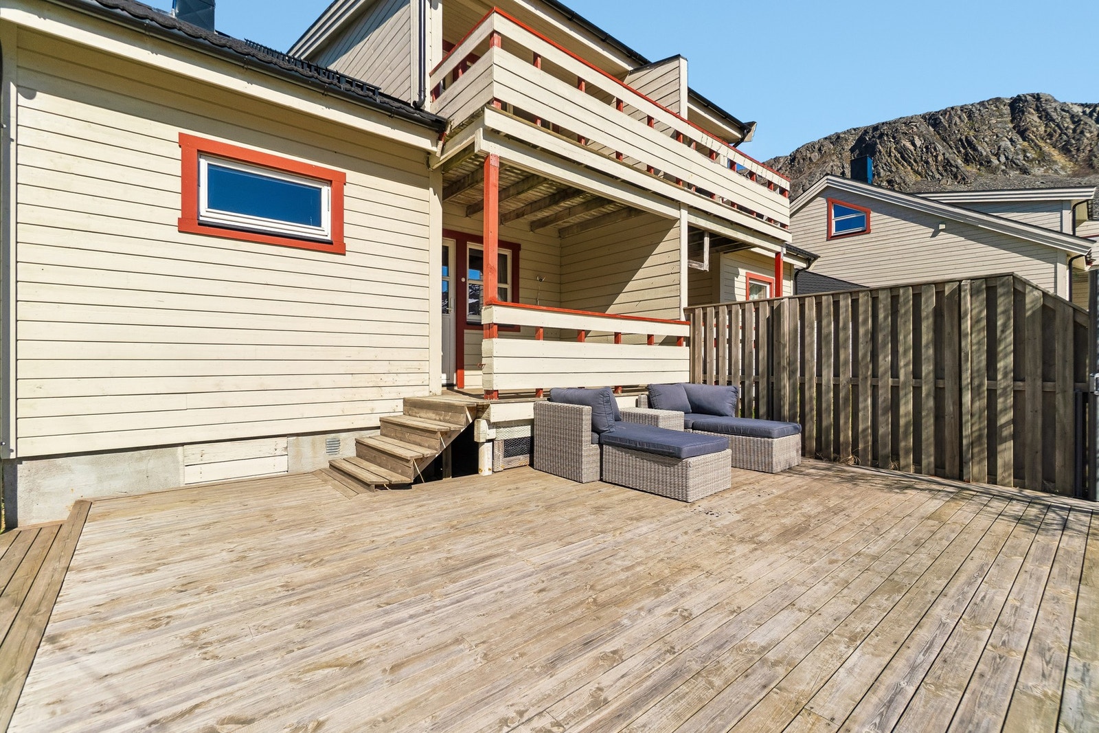 Boligen har også en overbygget terrasse ved inngangspartiet, samt terrasse i bakkant av boligen og veranda med adkomst fra stuen i 2. etasje. Galleribilde