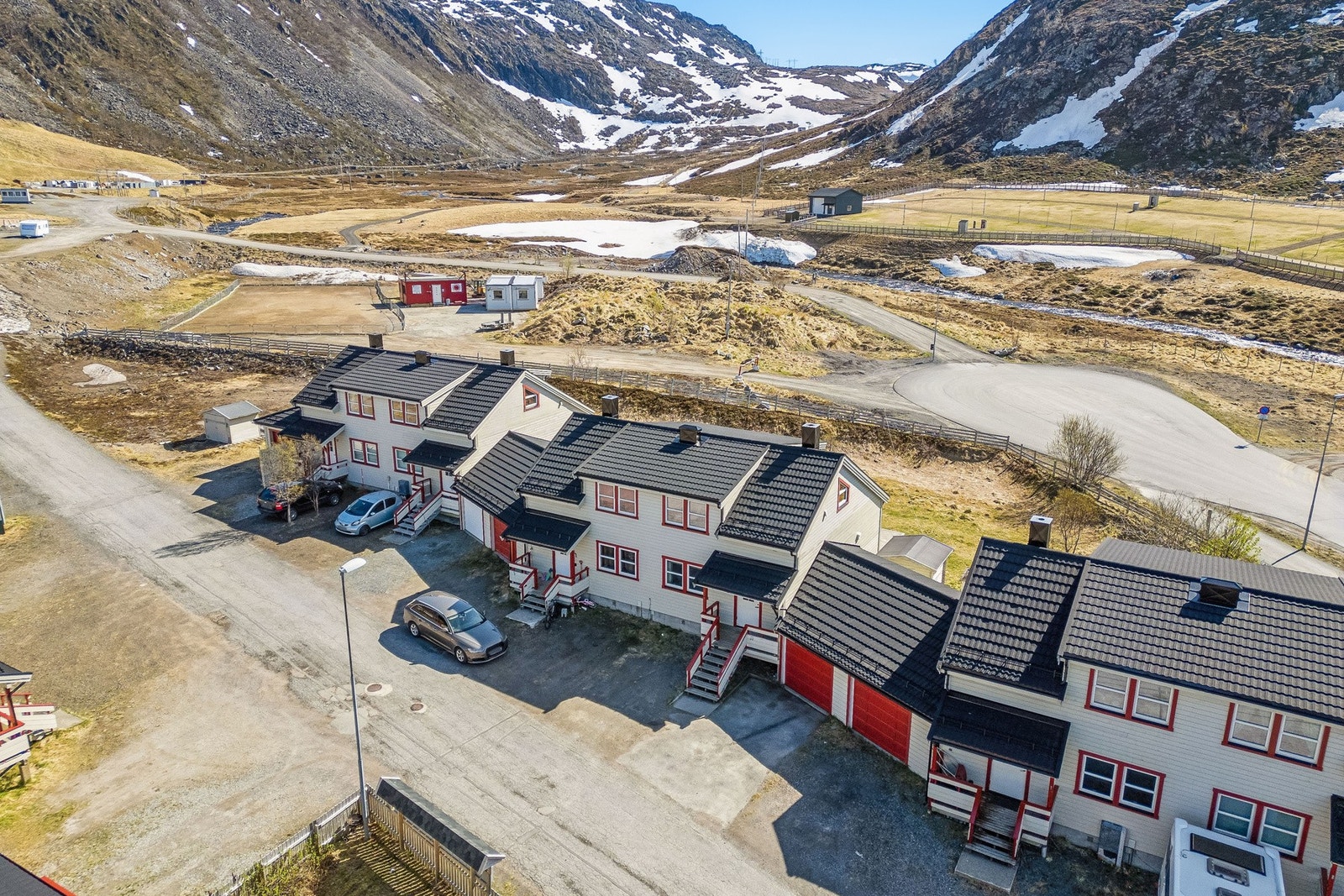 Boligen ligger i et rolig og barnevennlig boligområde i Indrefjord, ca. 4,5 km fra Hammerfest sentrum. Nærområdet består hovedsakelig av boligbebyggelse, rekreasjonsområder, kirkegård, skole og barnehager. Galleribilde